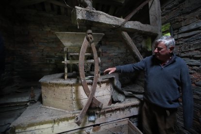 Imágenes del molinero harinero, el palomar cuadrado y el pueblo de Espanillo.