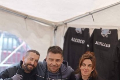 Entrega del primer premio que recayó en Carlos Fraile, de Guardo. CASTRO