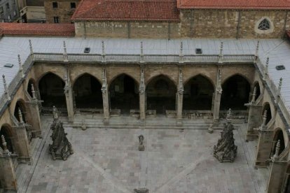 Vista aérea del claustro de la Catedral de León. JESÚS F. SALVADORES