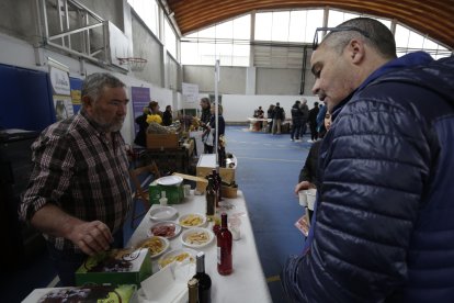 La comida popular incluyó morcilla, queso de Valdeón, picadillo y cecina de chivo.