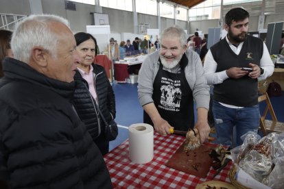 La comida popular incluyó morcilla, queso de Valdeón, picadillo y cecina de chivo.