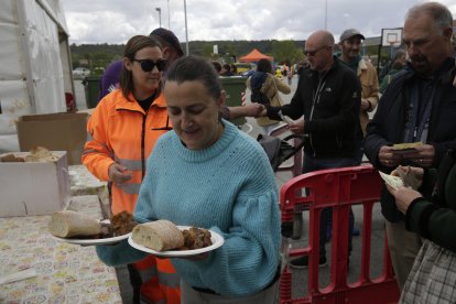 La comida popular incluyó morcilla, queso de Valdeón, picadillo y cecina de chivo.
