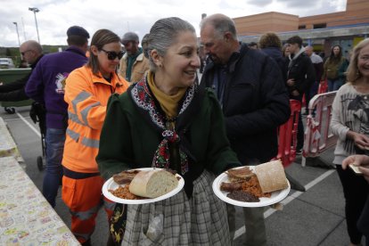 La comida popular incluyó morcilla, queso de Valdeón, picadillo y cecina de chivo.