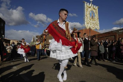 Danzantes en Laguna de Negrillos.