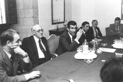 El exministro leonés, en el centro, durante una rueda de prensa.