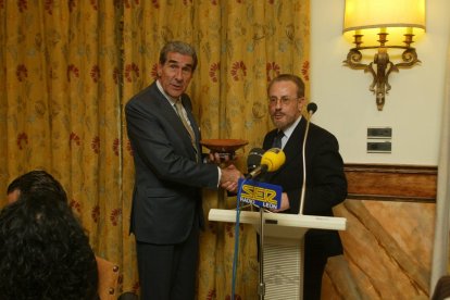 César Dopazo recibienbdo el XXXIII premio leones del año, en 2003.