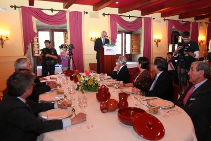 José María Merino recibió el premio Leonés del Año en 2011. En la fotografía, un momento de la celebración en el que pueden verse entre los asistentes a Fernando Suárez y a Antonio Silván, entre otros.