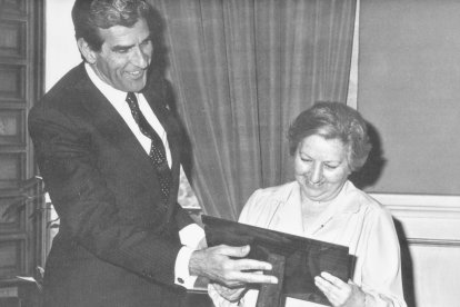 La filóloga y etnógrafa Concha Casado Lobato recibiendo de Suárez el título de leonesa del año en 1989.