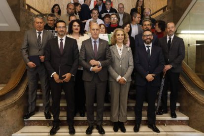 La infanta saluda a uno de los alumnos galardonados.  RAMIRO