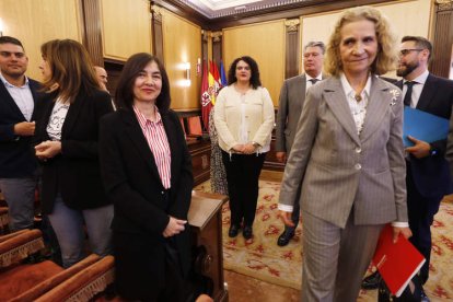 La infanta saluda a uno de los alumnos galardonados.  RAMIRO