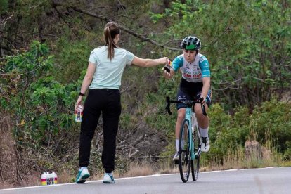 El necesario avituallamiento durante la carrera. ARITZ ARAMBARRI