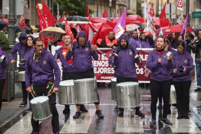 Otro momento de la manifestación en medio de la lluvia.
