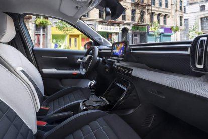 Asientos marcadamente ergonómicos, volante compacto y generosa pantalla táctil (10 pulgadas) con navegación 3D.