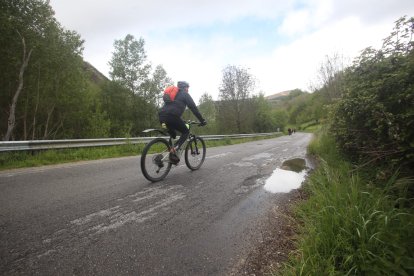 Carretera entre Ambasmestas y Ruitelán, también Camino de Santiago,