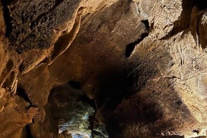 Los doce pueblos que componen el municipio de Valdeluguero están rodeados por una naturaleza siempre espectacular, donde suceden vegas de verde original, en los que predomina la ganadería extensiva. Su paisaje excepcional incluye el pico del Huevo de Faro, de 2.156 metros, sobre una gran zona glacial, Vegarada, nombre del puerto que une León con Asturias. Junto al cauce del Curueño discurría la calzada romana, hoy una excelente ruta de senderismo en la que disfrutar de bellas lagunas.