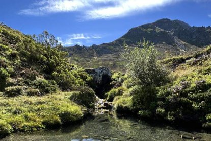 Los doce pueblos que componen el municipio de Valdeluguero están rodeados por una naturaleza siempre espectacular, donde suceden vegas de verde original, en los que predomina la ganadería extensiva. Su paisaje excepcional incluye el pico del Huevo de Faro, de 2.156 metros, sobre una gran zona glacial, Vegarada, nombre del puerto que une León con Asturias. Junto al cauce del Curueño discurría la calzada romana, hoy una excelente ruta de senderismo en la que disfrutar de bellas lagunas.