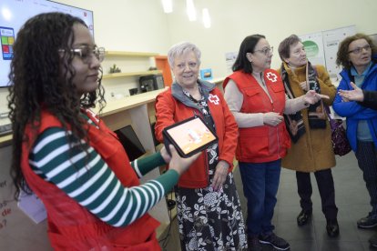 El centro trabaja con dos ejes principales centrados en la promoción, desarrollo y difusión de conocimientos, experiencias innovadoras y métodos de atención a personas mayores en riesgo de dependencia.