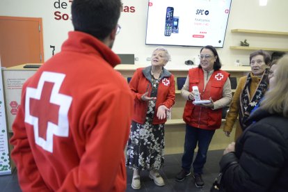 El centro trabaja con dos ejes principales centrados en la promoción, desarrollo y difusión de conocimientos, experiencias innovadoras y métodos de atención a personas mayores en riesgo de dependencia.