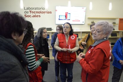 El centro trabaja con dos ejes principales centrados en la promoción, desarrollo y difusión de conocimientos, experiencias innovadoras y métodos de atención a personas mayores en riesgo de dependencia.