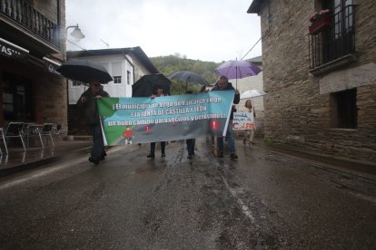 Marcha de protesta por el estado de un tramo de la antigua N-VI