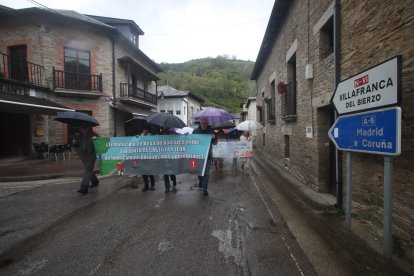 Marcha de protesta por el estado de un tramo de la antigua N-VI