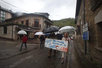 Marcha de protesta por el estado de un tramo de la antigua N-VI