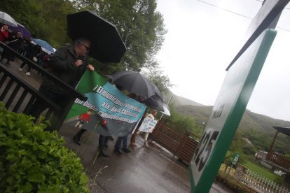 Marcha de protesta por el estado de un tramo de la antigua N-VI