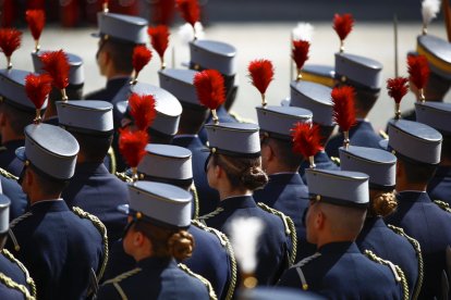 Varios cadetes entre los que se encuentra la princesa Leonor durante el acto conmemorativo del XL Aniversario de la Jura de Bandera de la XLIV Promoción de la Academia General Militar, promoción del rey Felipe, este sábado en la Academia General Militar (AGM) de Zaragoza. EFE/ Javier Cebollada