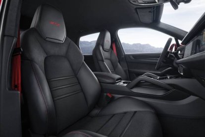 Cuidado interior del actualizado Cayenne GTS.