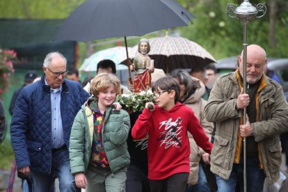 Los niños procesionan la imagen porque es de reducidas dimensiones.