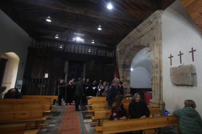 En 1996 mujeres del pueblo de Pieros, entre ellas una que ayer estaba en la iglesia, se encerraron para reclamar el arreglo de la iglesia.