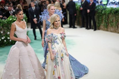 La aztriz brasileña Bruna Marquezine, la diseñadora Tory Burch y la actriz Uma Thurman. EFE/EPA/JUSTIN LANE