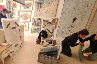 Personal del Musée Basque de Bayona recogen las 32 obras de Amable Arias en el estudio del pintor en San Sebastián.