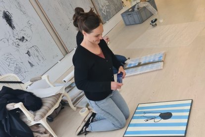 Personal del Musée Basque de Bayona recogen las 32 obras de Amable Arias en el estudio del pintor en San Sebastián.