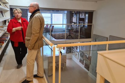 Maru Rizo recibe a un visitante en el estudio del pintor en San Sebastián.