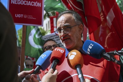 El portavoz de UGT, Antonio García Soto realiza declaraciones a la prensa. EFE/ Fernando Villar