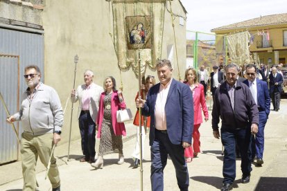 Otro momento de la procesión de san Miguel en Grajal de Campos.