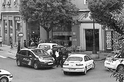 Ocurría tan solo 48 minutos después del tiroteo que acabó con la vida de Isabel Carrasco. Montserrat González y su hija Triana Martínez eran detenidas por agentes de la policía en Gran Vía de San Marcos, cuando presuntamente huían del lugar del suceso. En la primera imagen se ve a Triana conversar con los agentes, que ya habían detenido a su madre y la estaban interrogando en el interior de un vehículo policial. En la segunda imagen, Triana, con sudadera blanca, muestra el maletero de su Mercedes a los policías. En la imagen, muy cerca de ella, se puede intuir al policía retirado que las siguió. En la tercera fotografía, la policía inspecciona a fondo el coche de las detenidas cuando ya se las han llevado a Comisaría.