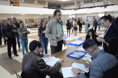 Colas para votar en la ULE, que elige hoy a su rector.