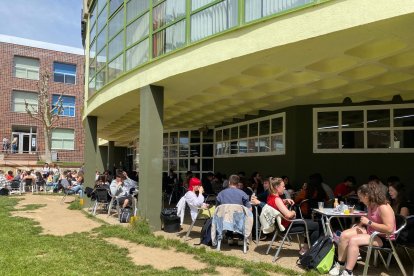 Alumnos en la terraza de la cafetería de la ULE.