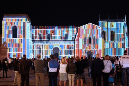 Proyección en la fachada de San Isidoro.