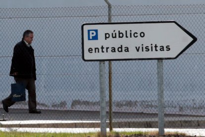 El inspector jefe de policía de Astorga, Pablo Martínez, padre de Triana Martínez y esposo de Montserrat Gómez, habló el día del suceso con su hija. Después recibió la llamada de una inspectora de Policía de Astorga que le advirtió de lo que había pasado con Isabel Carrasco. «Al cabo de un momento recibí la llamada de mi hija porque estaban identificándola, pero se me cortó la llamada. Oí que decía ‘Mi padre es compañero vuestro’ y después me enteré de que habían detenido a mi mujer y a mi hija. Se me cayó el alma a los pies».