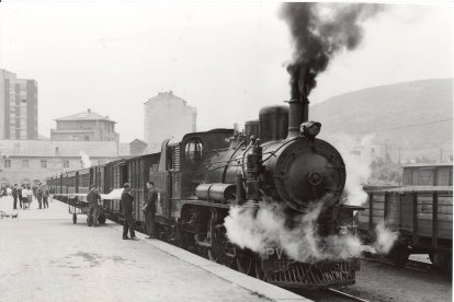 La locomotora 31 en la antigua estación de la MSP en Ponferrada, a punto de tirar del tren de pasajeros.