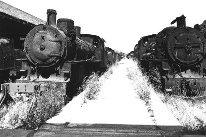 Locomotoras de la MSP abandonadas en la antigua estación de Ponferrada, en los años noventa.