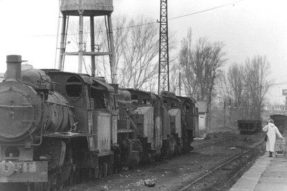 Locomotoras de la MSP abandonadas en la antigua estación de Ponferrada, en los años noventa.