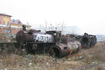 Locomotoras del tren Ponferrada-Villablino, abandonadas y vandalizadas en vía muerta junto a la avenida de los Escritores de Ponferrada, a principios de este siglo.