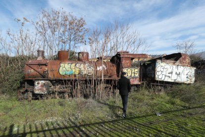 Las mismas locomotoras del tren Ponferrada-Villablino, abandonadas y vandalizadas en vía muerta junto a la avenida de los Escritores de Ponferrada, en el año 2020.