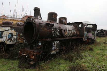 Locomotoras del tren Ponferrada-Villablino, abandonadas y vandalizadas en vía muerta junto a la avenida de los Escritores de Ponferrada, en torno a 2007.