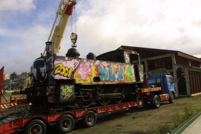 Traslado de locomotoras 53 y 54 de la MSP desde la vía muerta hasta el Museo del Ferrocarril en el año 2001.