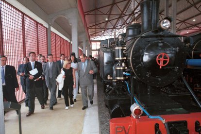 Jesús Álvarez Courel, el consejero de Fomento Jesús Merino, Ismael Álvarez, Isabel Carrasco y el concejal José Luis Iglesias, primer director del museo, el día de su inauguración, 26 de mayo de 1999.